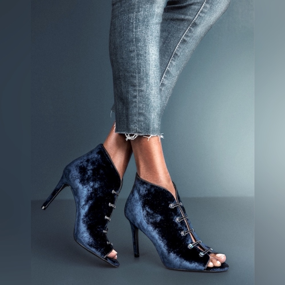 Enzo Angiolini Blue Heel Size: 7.5 Condition: Used Gentle. Like New